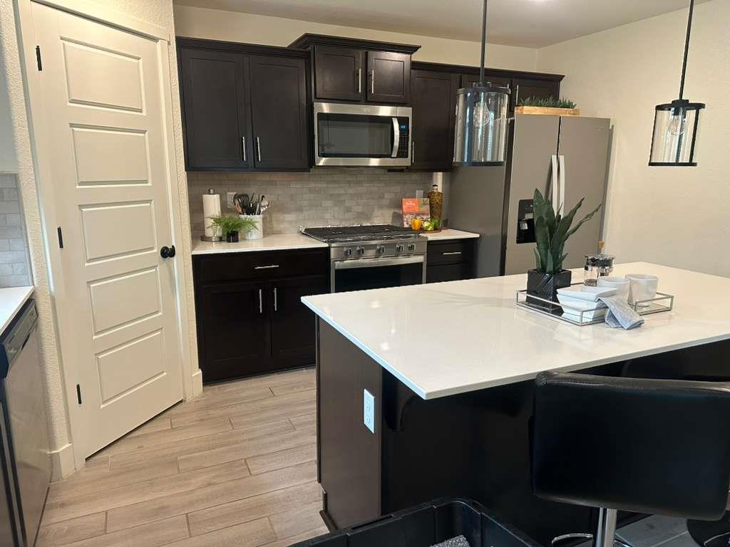 Detail Gallery Image 2 of 4 For 1672 Thistle Ln, Los Banos,  CA 93635 - 5 Beds | 3/1 Baths