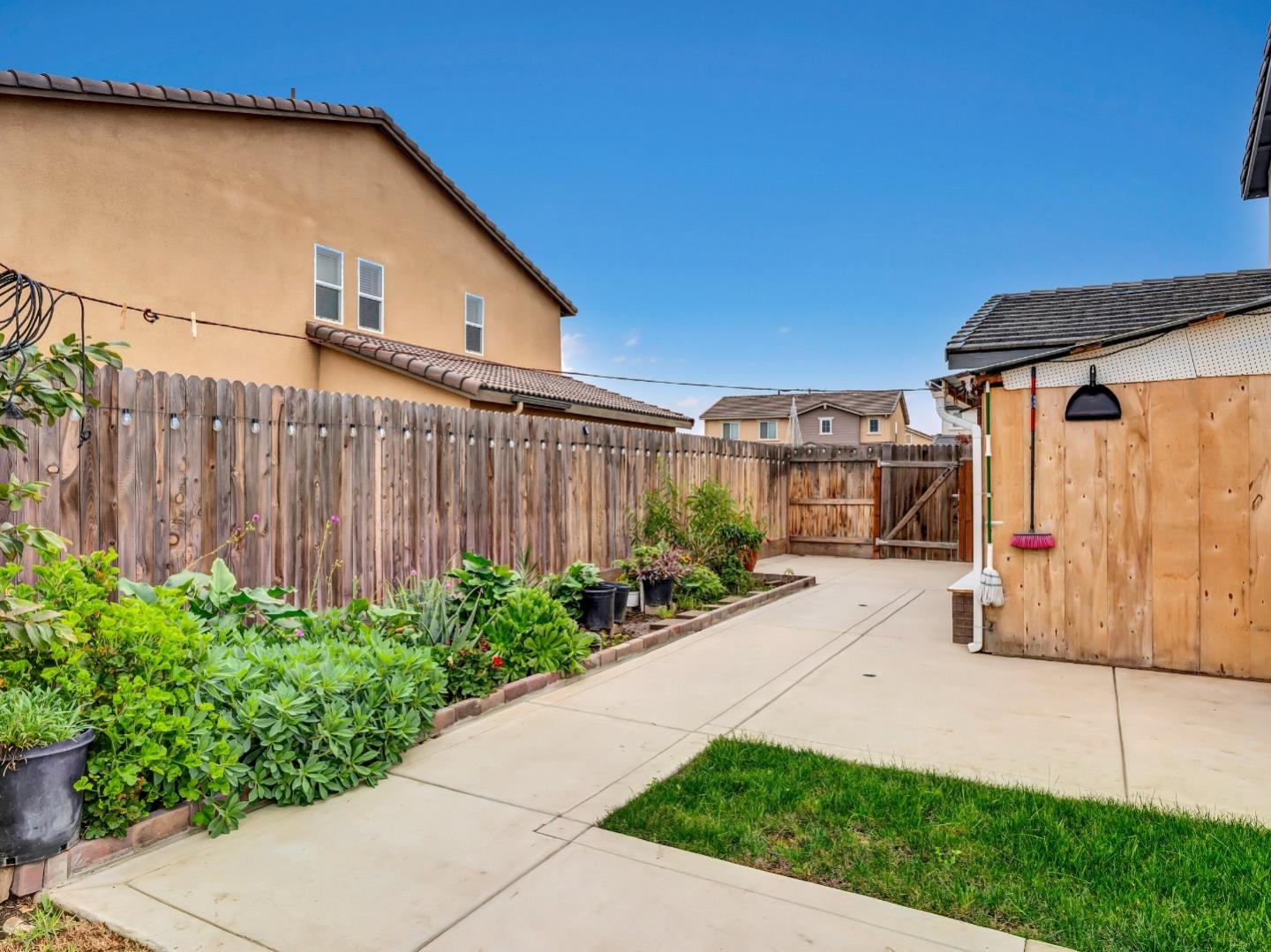 Detail Gallery Image 44 of 47 For 1672 Thistle Ln, Los Banos,  CA 93635 - 5 Beds | 3/1 Baths