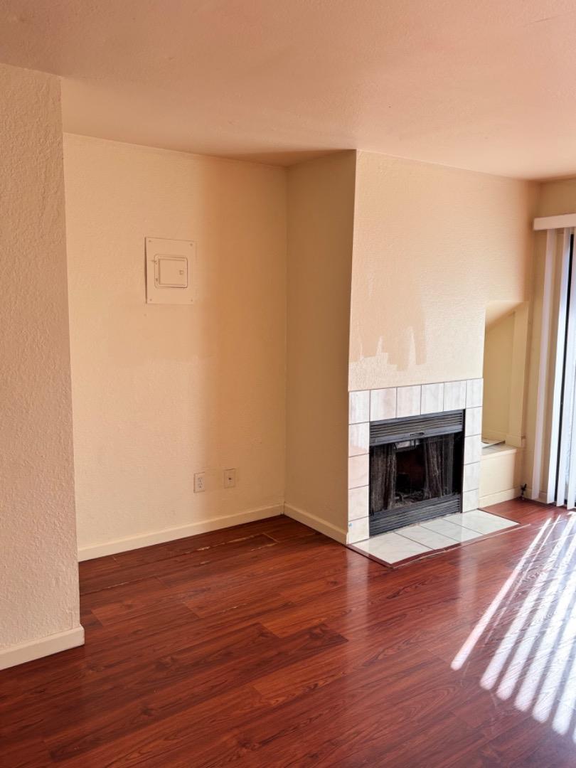 Detail Gallery Image 5 of 19 For 110 W Rossi St #2,  Salinas,  CA 93901 - 2 Beds | 1/1 Baths