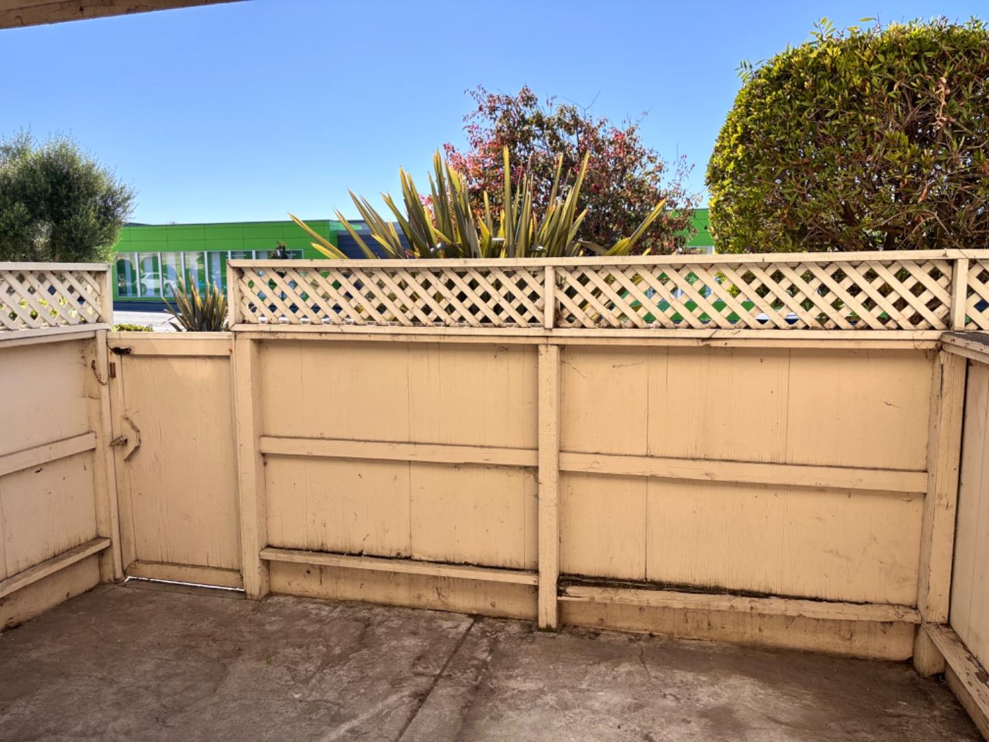 Detail Gallery Image 7 of 19 For 110 W Rossi St #2,  Salinas,  CA 93901 - 2 Beds | 1/1 Baths