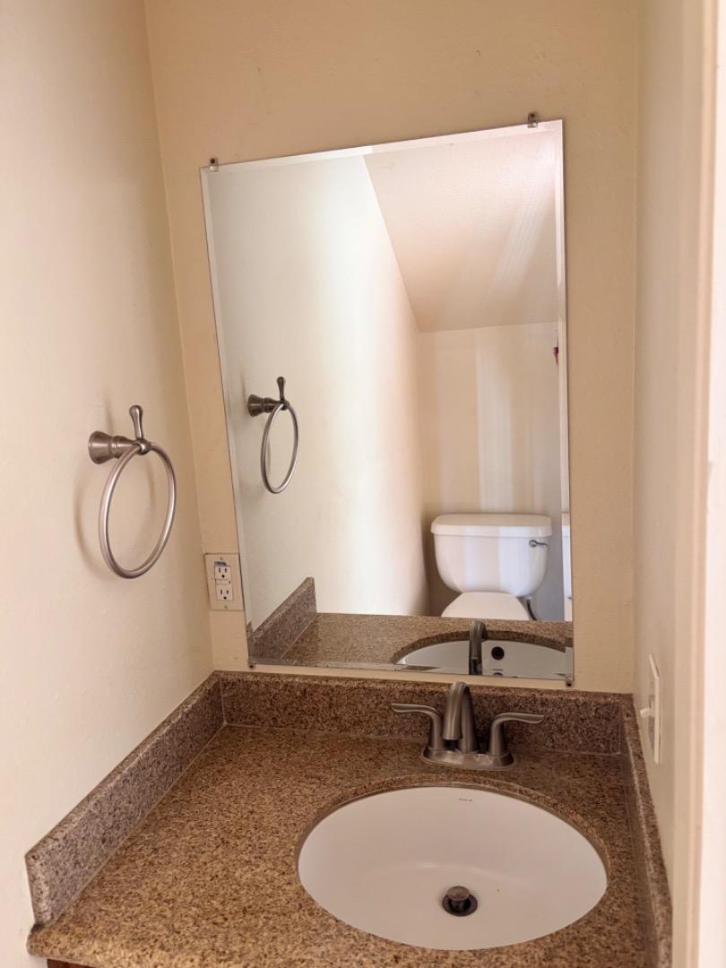 Detail Gallery Image 8 of 19 For 110 W Rossi St #2,  Salinas,  CA 93901 - 2 Beds | 1/1 Baths