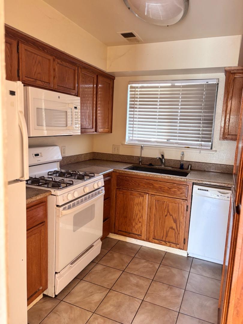 Detail Gallery Image 9 of 19 For 110 W Rossi St #2,  Salinas,  CA 93901 - 2 Beds | 1/1 Baths