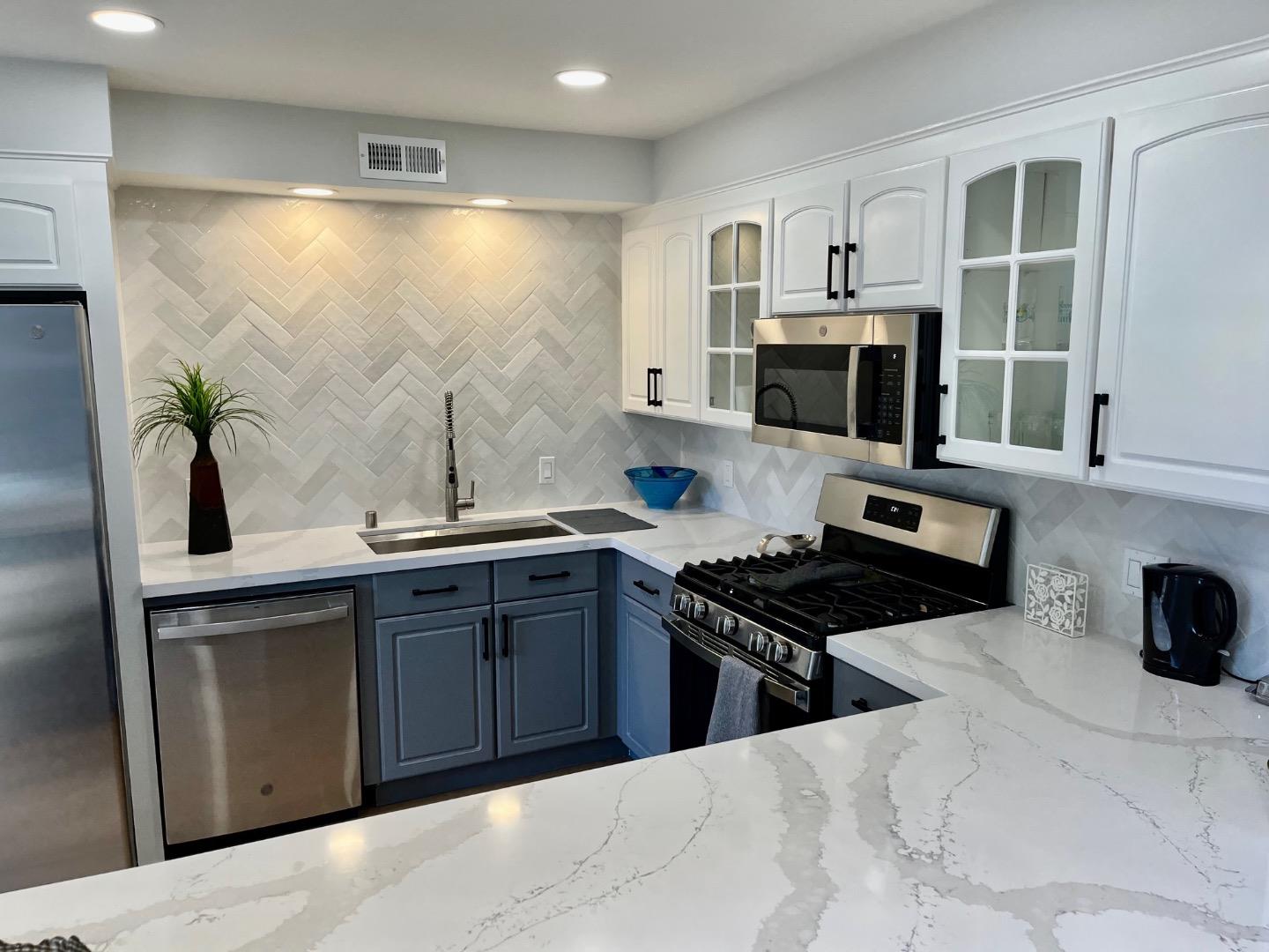 Detail Gallery Image 5 of 9 For 5525 Scotts Valley Dr, Scotts Valley,  CA 95066 - 3 Beds | 1/1 Baths