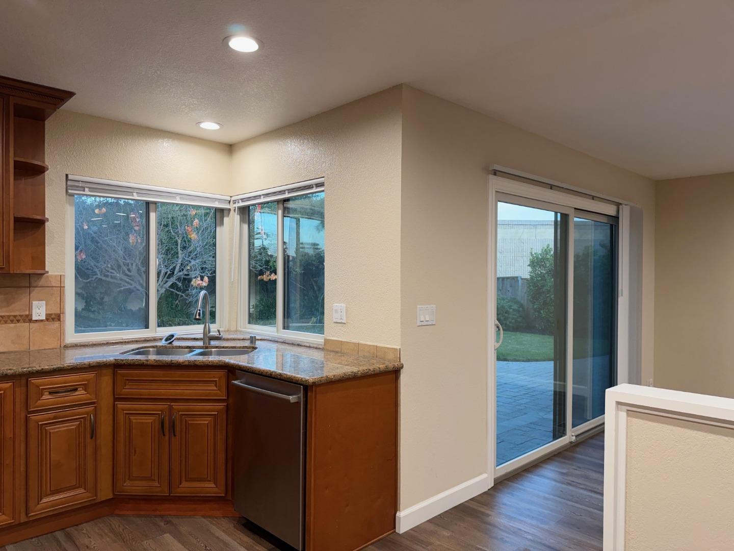 Detail Gallery Image 5 of 12 For 1264 Brookings Ln, Sunnyvale,  CA 94087 - 4 Beds | 2 Baths