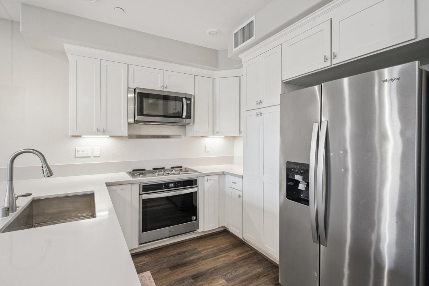 Detail Gallery Image 10 of 21 For 605 El Camino Real, Redwood City,  CA 94063 - 2 Beds | 2 Baths