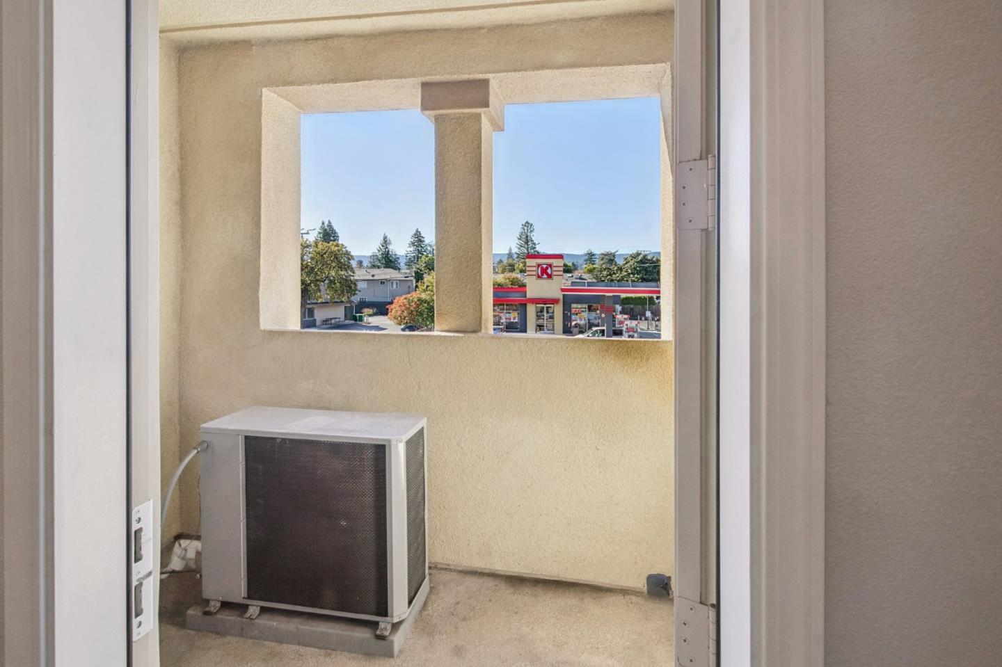Detail Gallery Image 15 of 21 For 605 El Camino Real, Redwood City,  CA 94063 - 2 Beds | 2 Baths