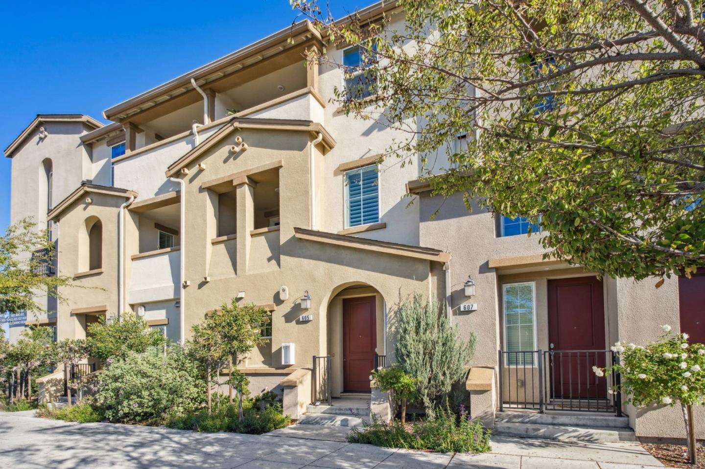 Detail Gallery Image 2 of 21 For 605 El Camino Real, Redwood City,  CA 94063 - 2 Beds | 2 Baths