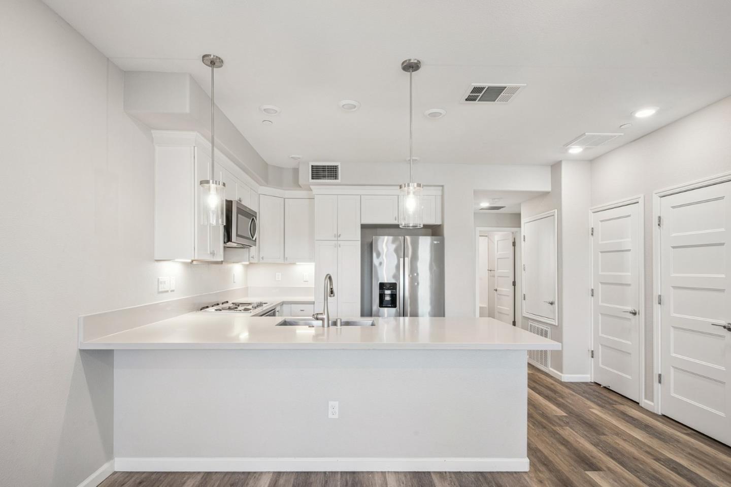 Detail Gallery Image 8 of 21 For 605 El Camino Real, Redwood City,  CA 94063 - 2 Beds | 2 Baths