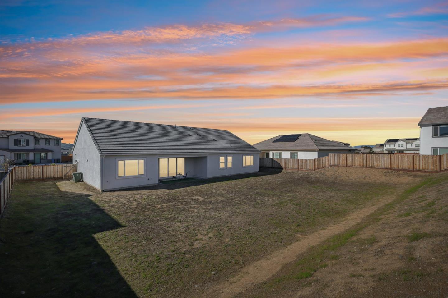 Detail Gallery Image 6 of 78 For 179 Luna Way, Hollister,  CA 95023 - 4 Beds | 2/1 Baths