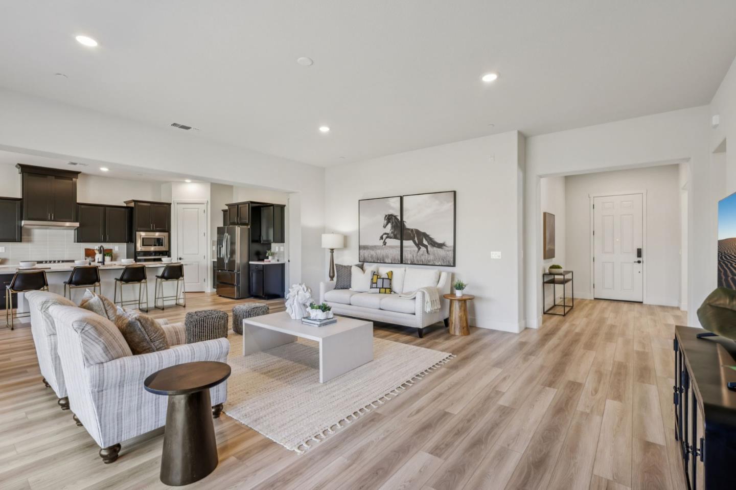 Detail Gallery Image 9 of 78 For 179 Luna Way, Hollister,  CA 95023 - 4 Beds | 2/1 Baths