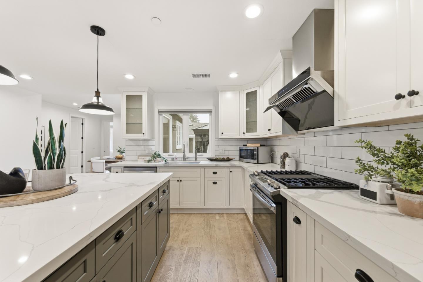 Detail Gallery Image 10 of 40 For 830 Birch Ave, Sunnyvale,  CA 94086 - 4 Beds | 3 Baths