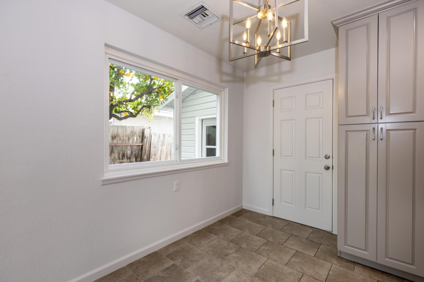 Detail Gallery Image 10 of 26 For 3140 Fitzpatrick Dr, Concord,  CA 94519 - 3 Beds | 2 Baths