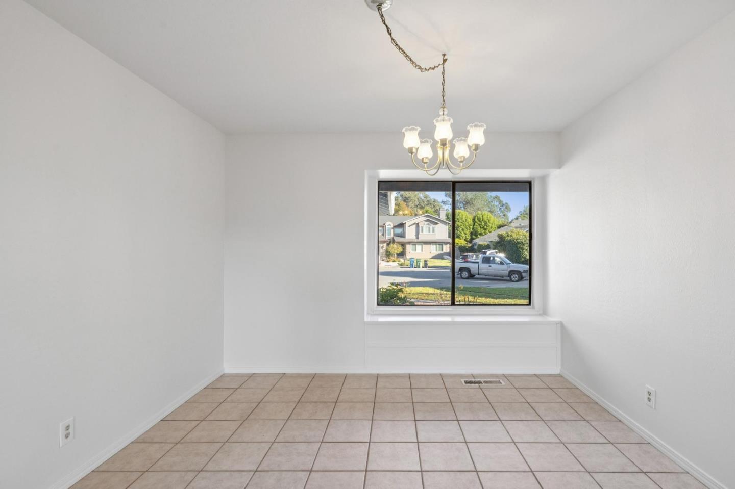Detail Gallery Image 10 of 48 For 754 Vasques Dr, Half Moon Bay,  CA 94019 - 3 Beds | 2/1 Baths