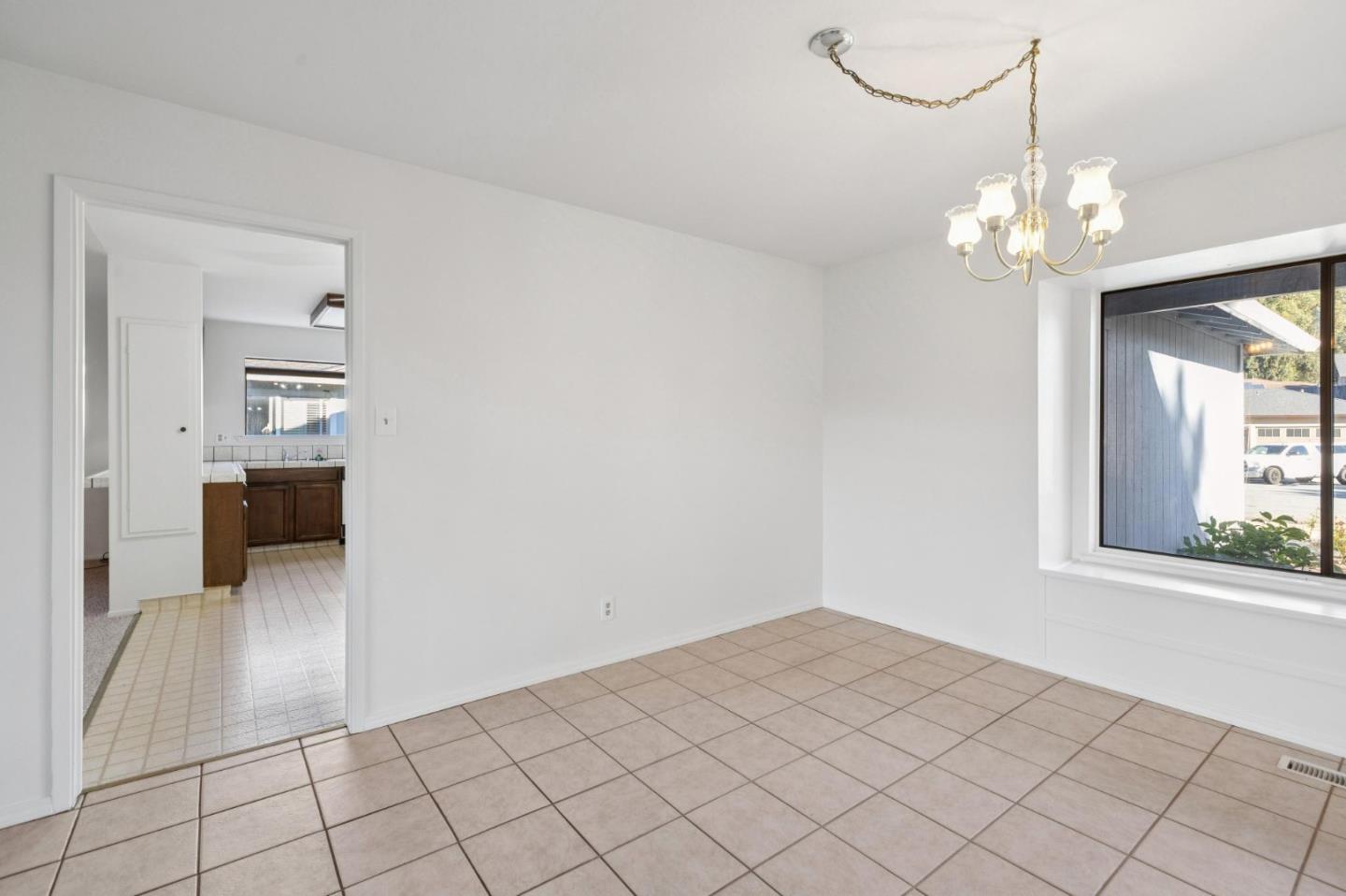 Detail Gallery Image 11 of 48 For 754 Vasques Dr, Half Moon Bay,  CA 94019 - 3 Beds | 2/1 Baths