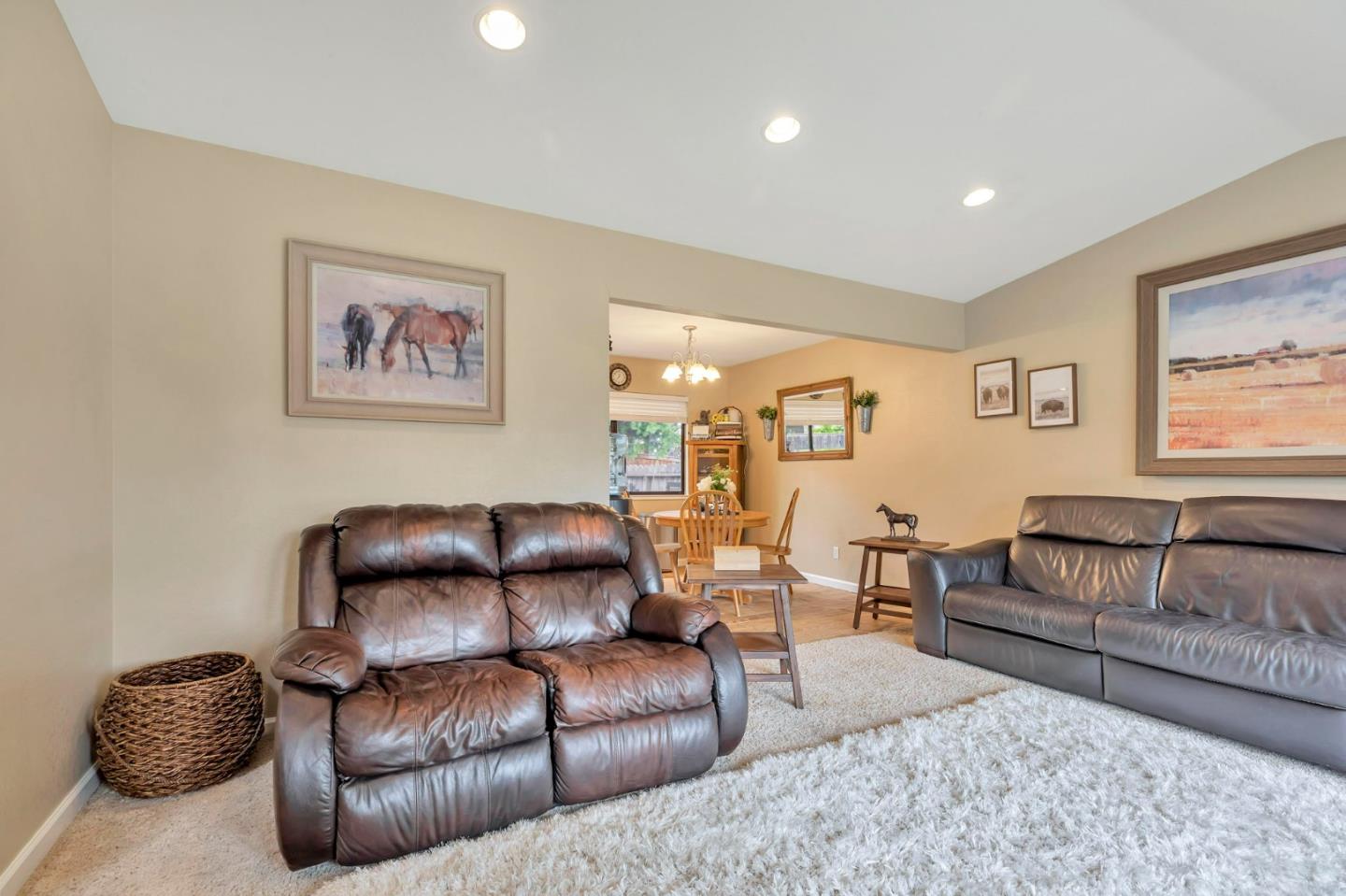 Detail Gallery Image 10 of 58 For 1951 Calistoga Dr, Hollister,  CA 95023 - 4 Beds | 2 Baths