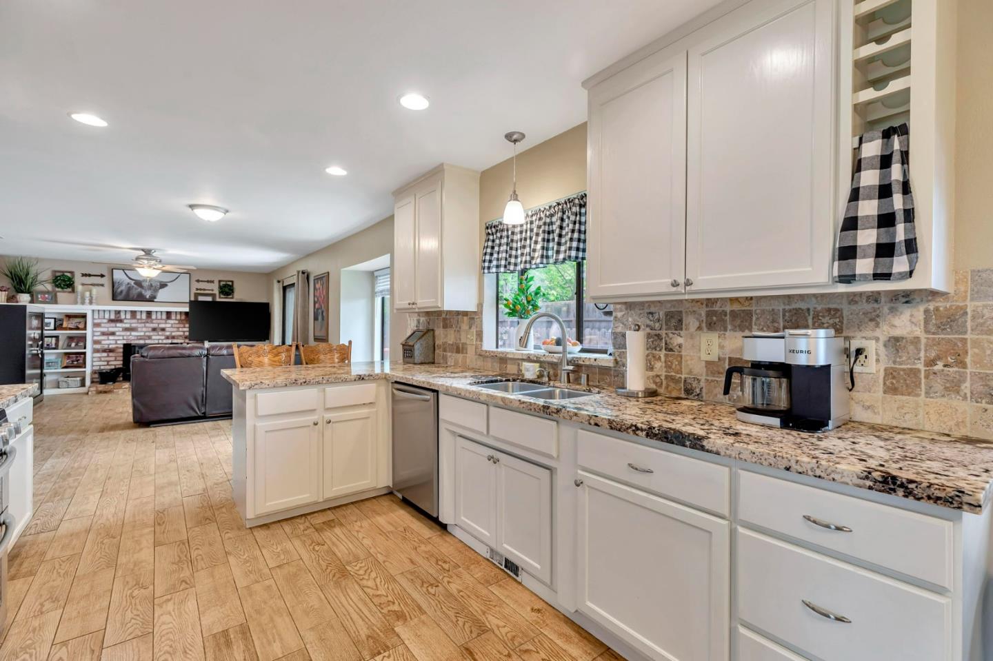 Detail Gallery Image 15 of 58 For 1951 Calistoga Dr, Hollister,  CA 95023 - 4 Beds | 2 Baths