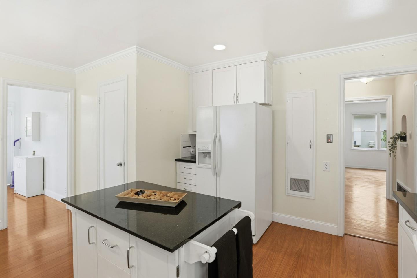 Detail Gallery Image 10 of 34 For 680 N Winchester Blvd, Santa Clara,  CA 95050 - 3 Beds | 1/1 Baths