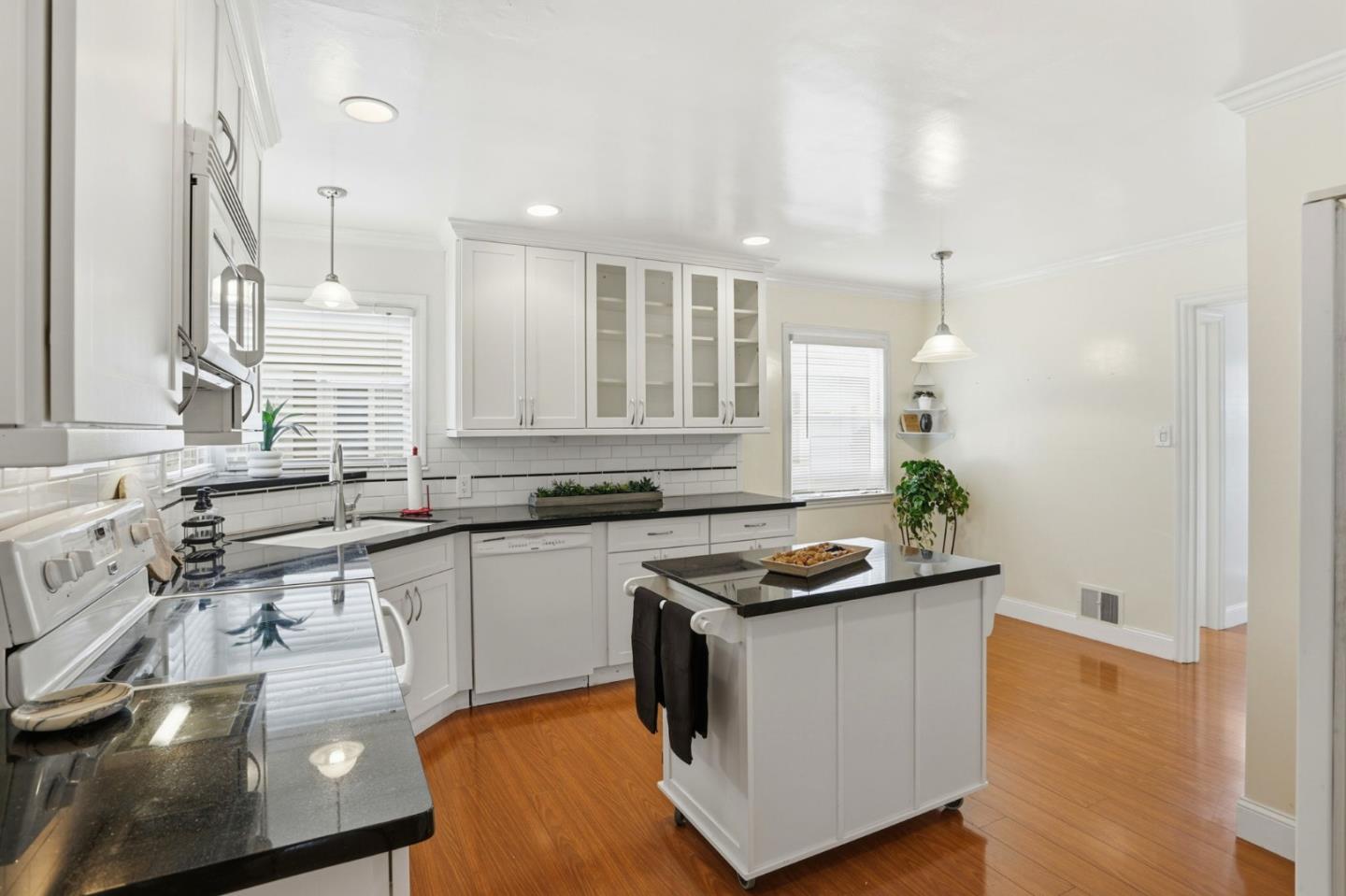 Detail Gallery Image 8 of 34 For 680 N Winchester Blvd, Santa Clara,  CA 95050 - 3 Beds | 1/1 Baths