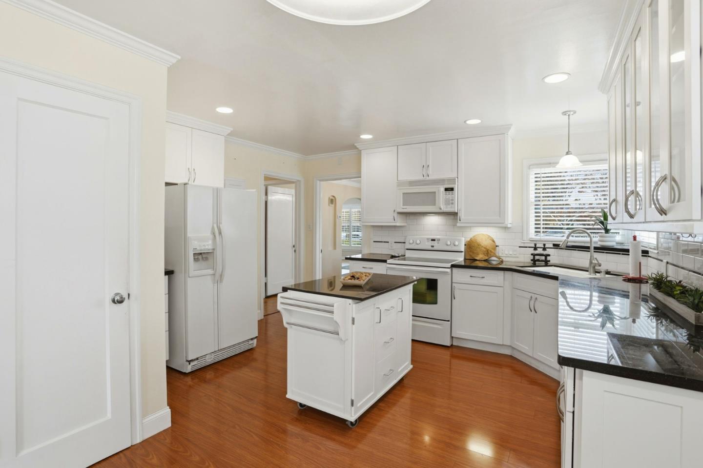 Detail Gallery Image 9 of 34 For 680 N Winchester Blvd, Santa Clara,  CA 95050 - 3 Beds | 1/1 Baths