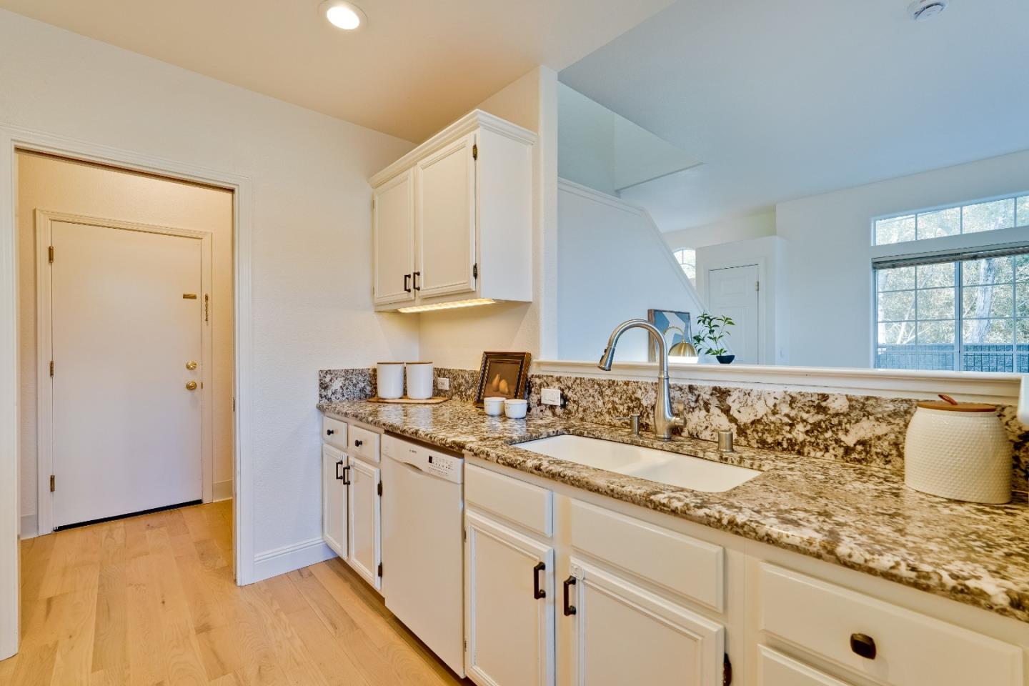 Detail Gallery Image 7 of 28 For 827 Creekside Pl, Santa Clara,  CA 95051 - 3 Beds | 2/1 Baths