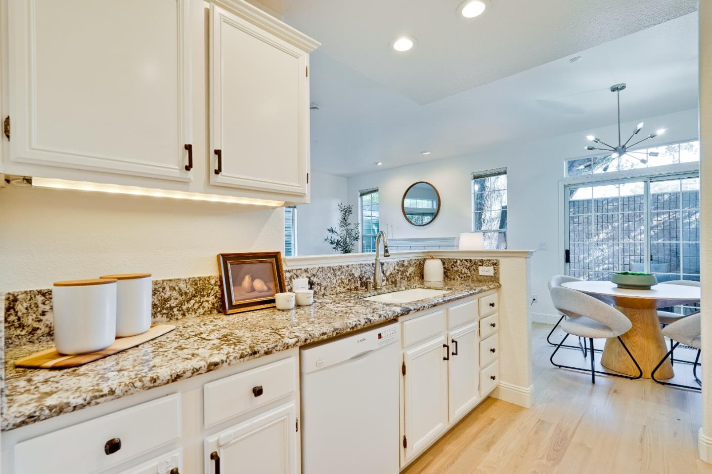 Detail Gallery Image 8 of 28 For 827 Creekside Pl, Santa Clara,  CA 95051 - 3 Beds | 2/1 Baths