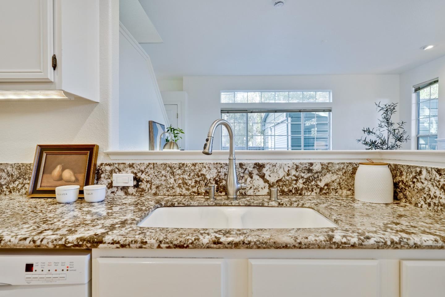 Detail Gallery Image 9 of 28 For 827 Creekside Pl, Santa Clara,  CA 95051 - 3 Beds | 2/1 Baths
