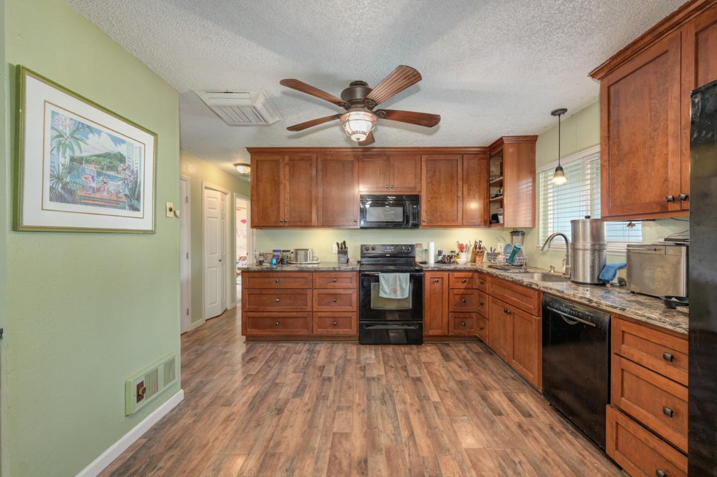 Detail Gallery Image 4 of 28 For 874 Feather Dr, Copperopolis,  CA 95228 - 3 Beds | 2 Baths