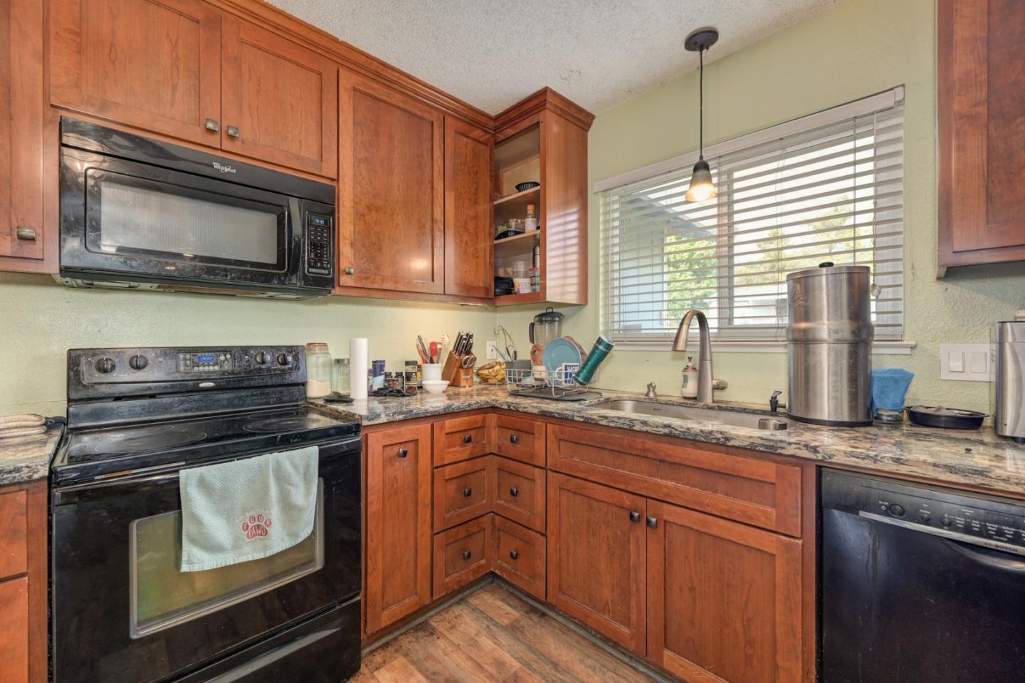 Detail Gallery Image 5 of 28 For 874 Feather Dr, Copperopolis,  CA 95228 - 3 Beds | 2 Baths