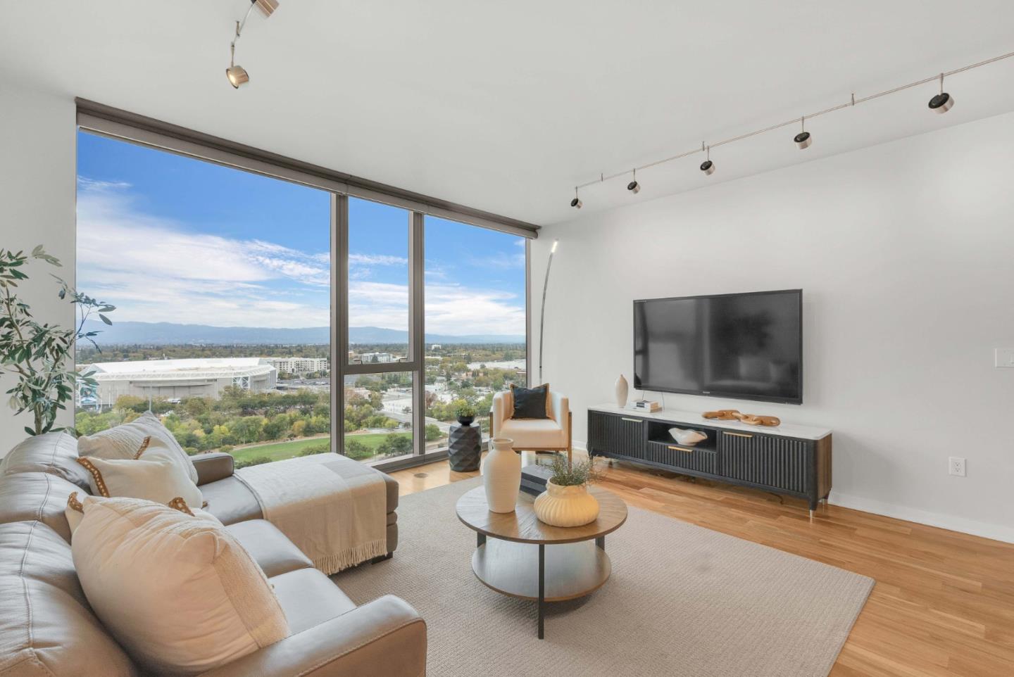 Detail Gallery Image 2 of 38 For 38 N Almaden Blvd #1805,  San Jose,  CA 95110 - 1 Beds | 1 Baths