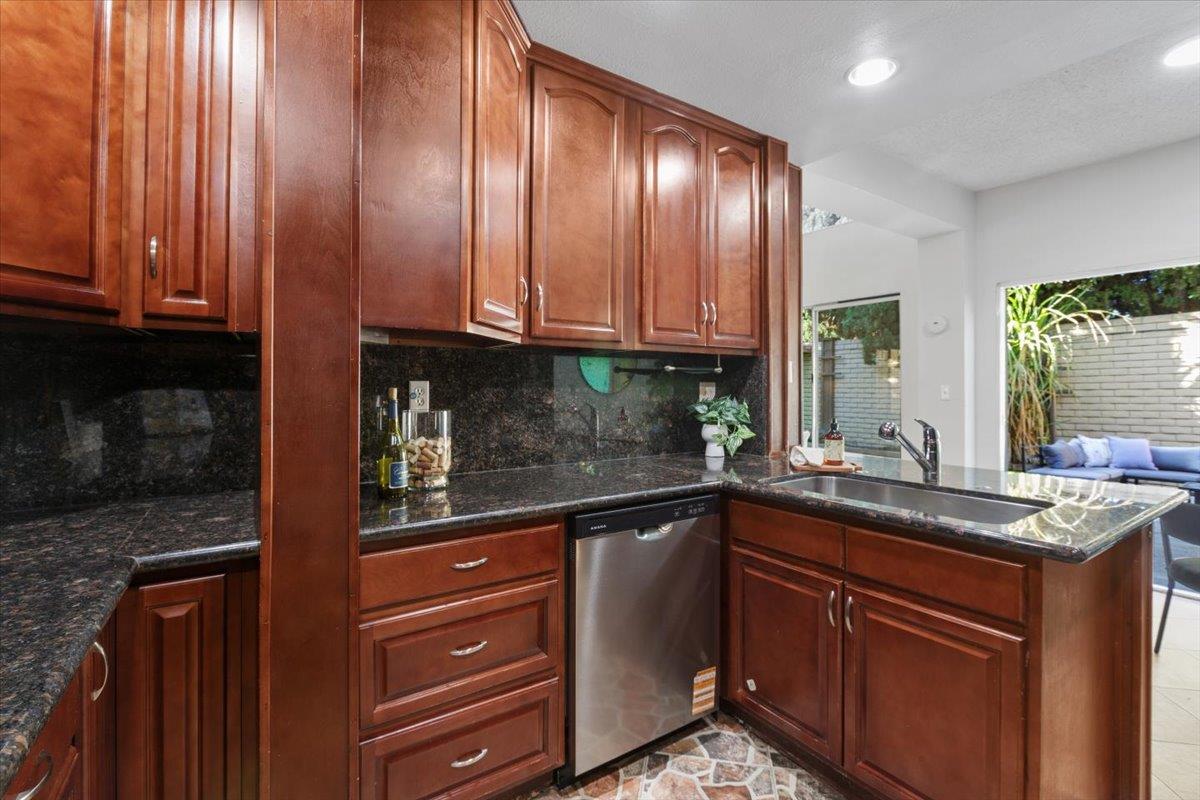 Detail Gallery Image 9 of 46 For 239 Kerry Cmn, Fremont,  CA 94536 - 4 Beds | 3 Baths