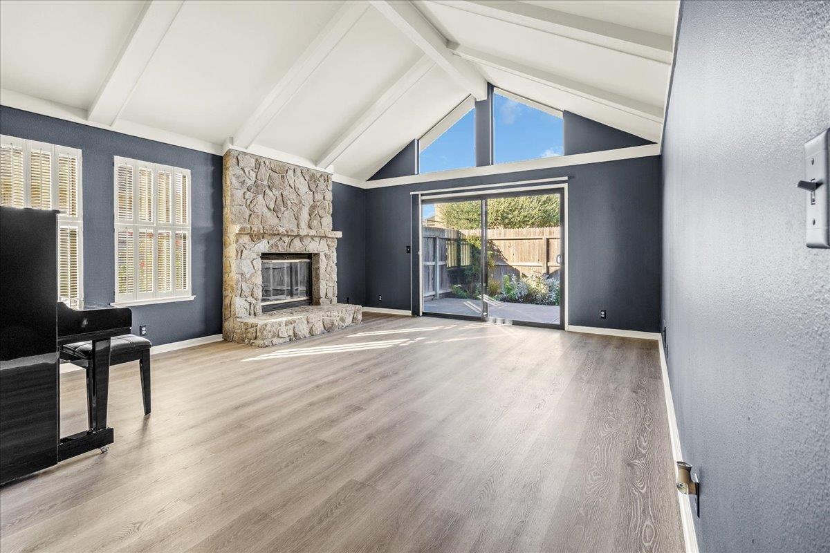 Detail Gallery Image 7 of 39 For 118 Nissen Rd #1,  Salinas,  CA 93901 - 2 Beds | 2 Baths