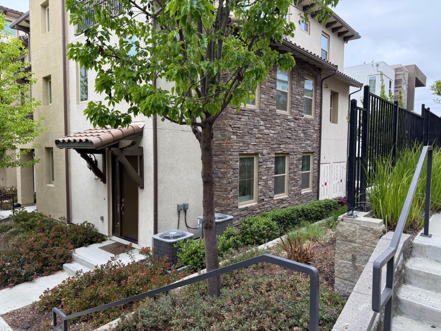 Detail Gallery Image 3 of 41 For 223 William Manly St #1,  San Jose,  CA 95136 - 3 Beds | 3 Baths