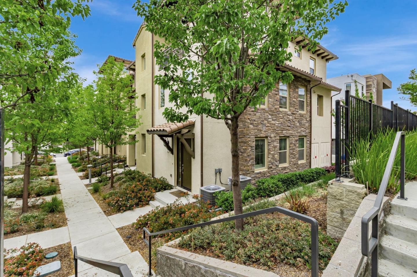 Detail Gallery Image 4 of 41 For 223 William Manly St #1,  San Jose,  CA 95136 - 3 Beds | 3 Baths