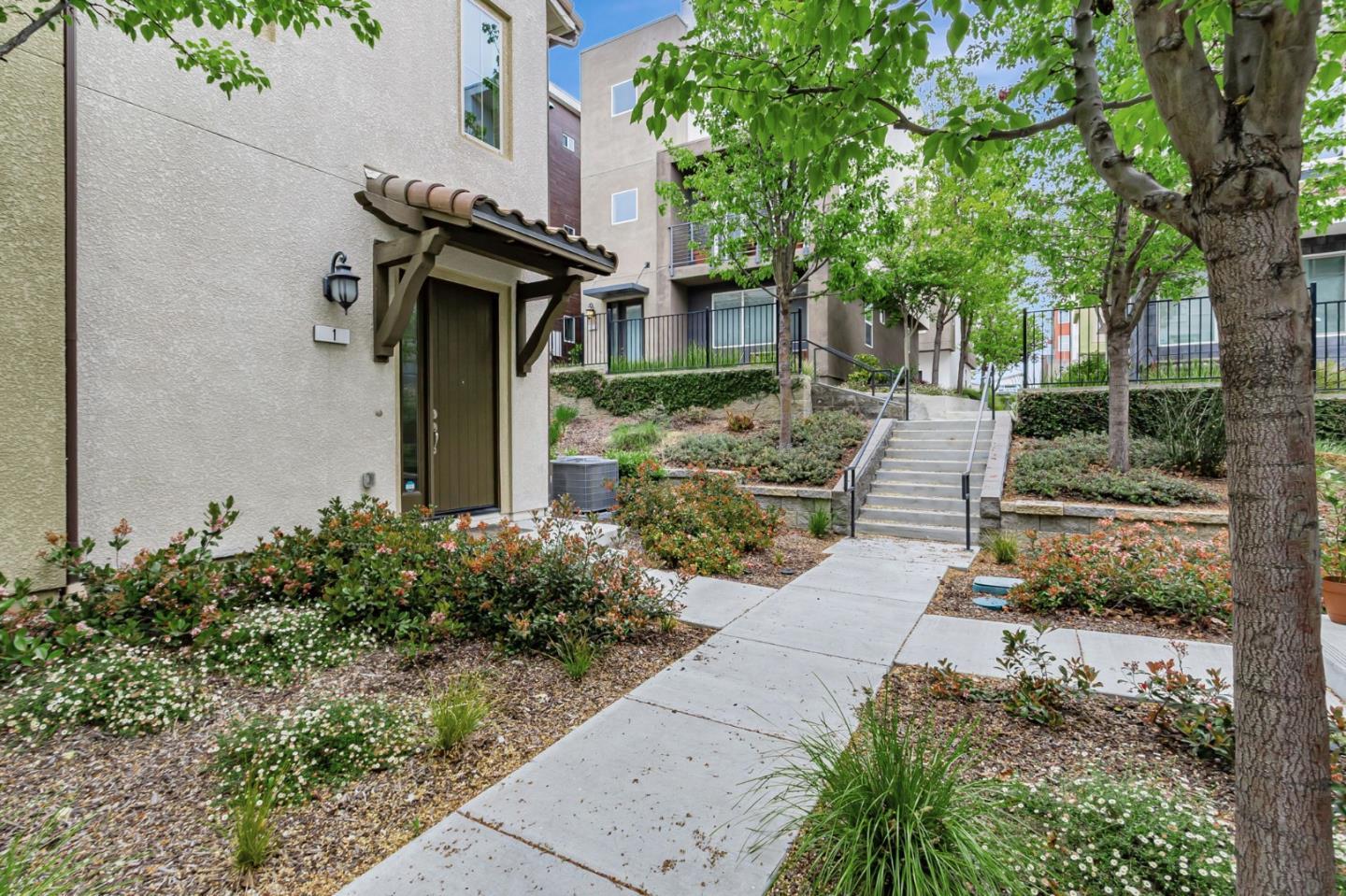 Detail Gallery Image 5 of 41 For 223 William Manly St #1,  San Jose,  CA 95136 - 3 Beds | 3 Baths