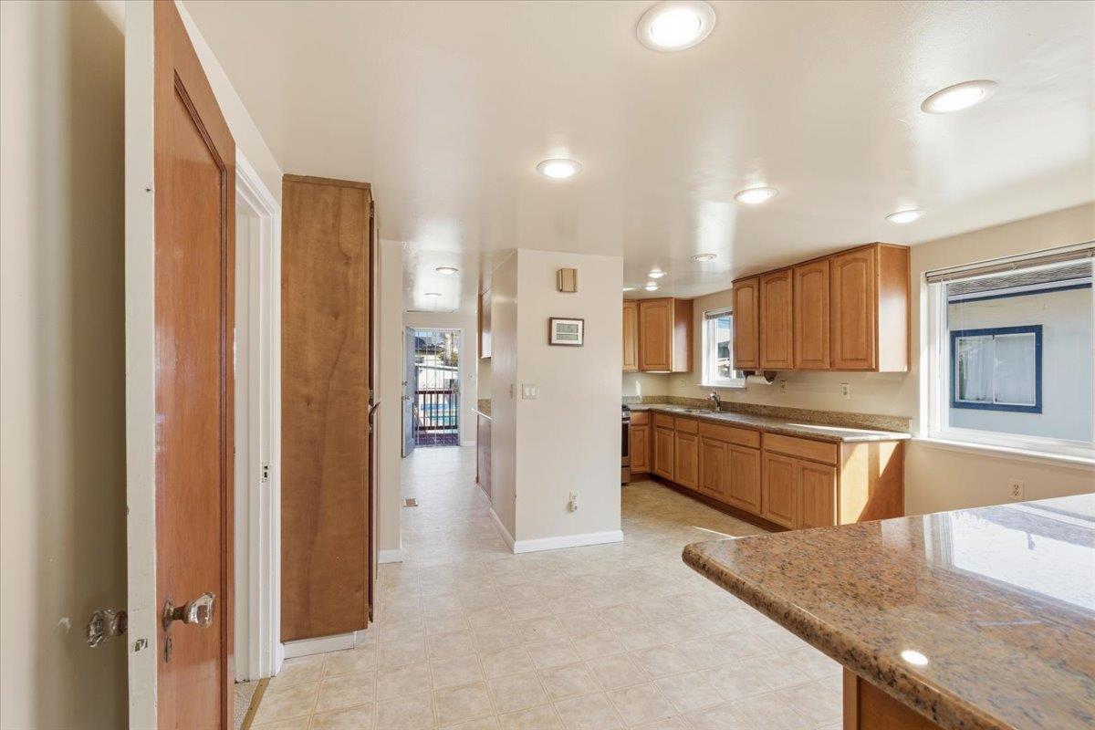 Detail Gallery Image 10 of 29 For 940 37th, Oakland,  CA 94608 - 3 Beds | 2 Baths