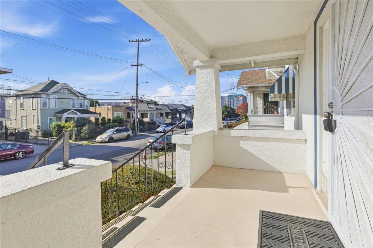 Detail Gallery Image 5 of 29 For 940 37th, Oakland,  CA 94608 - 3 Beds | 2 Baths