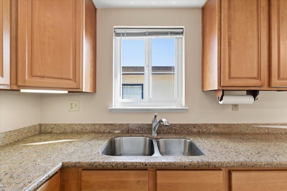 Detail Gallery Image 8 of 29 For 940 37th, Oakland,  CA 94608 - 3 Beds | 2 Baths