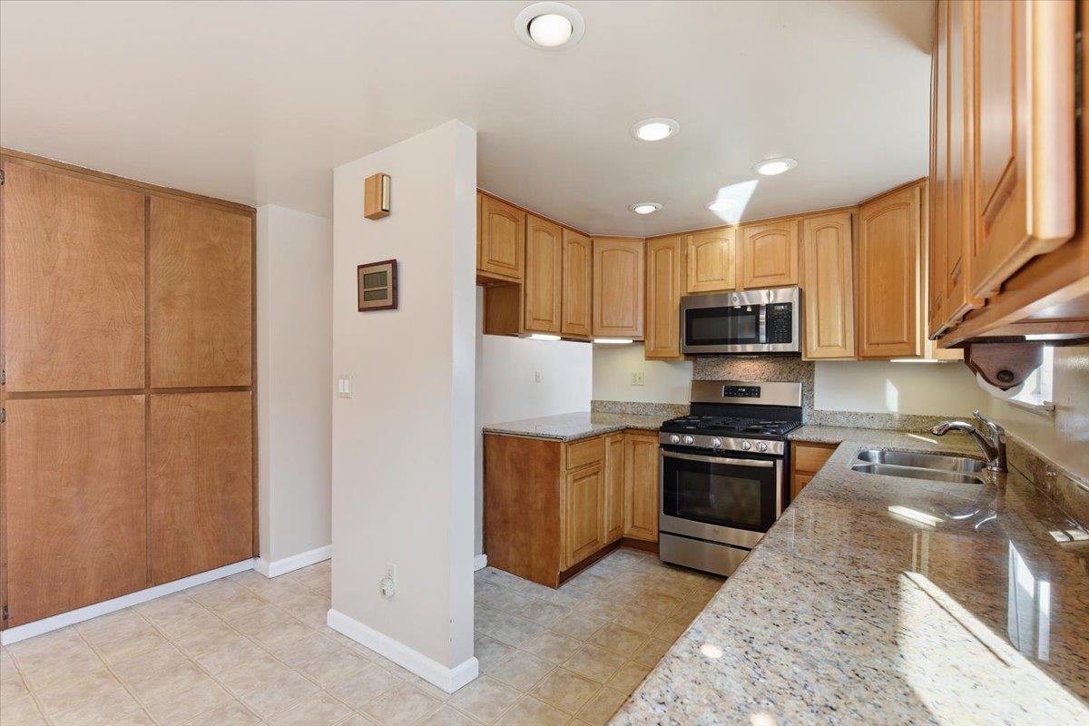 Detail Gallery Image 9 of 29 For 940 37th, Oakland,  CA 94608 - 3 Beds | 2 Baths