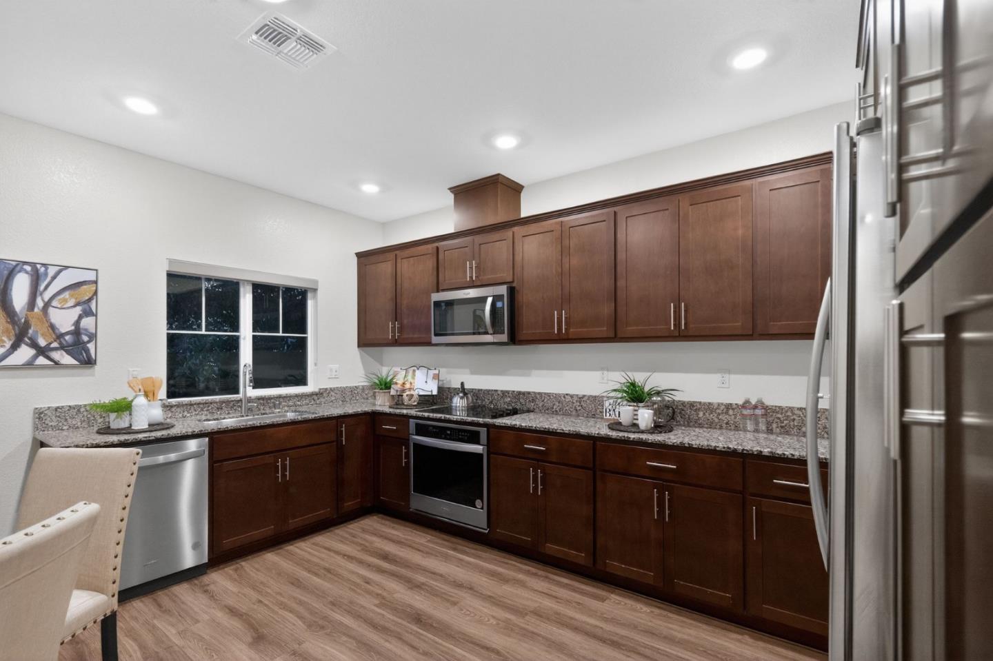 Detail Gallery Image 2 of 28 For 121 Mountaintop Ave, Hayward,  CA 94544 - 3 Beds | 2/1 Baths