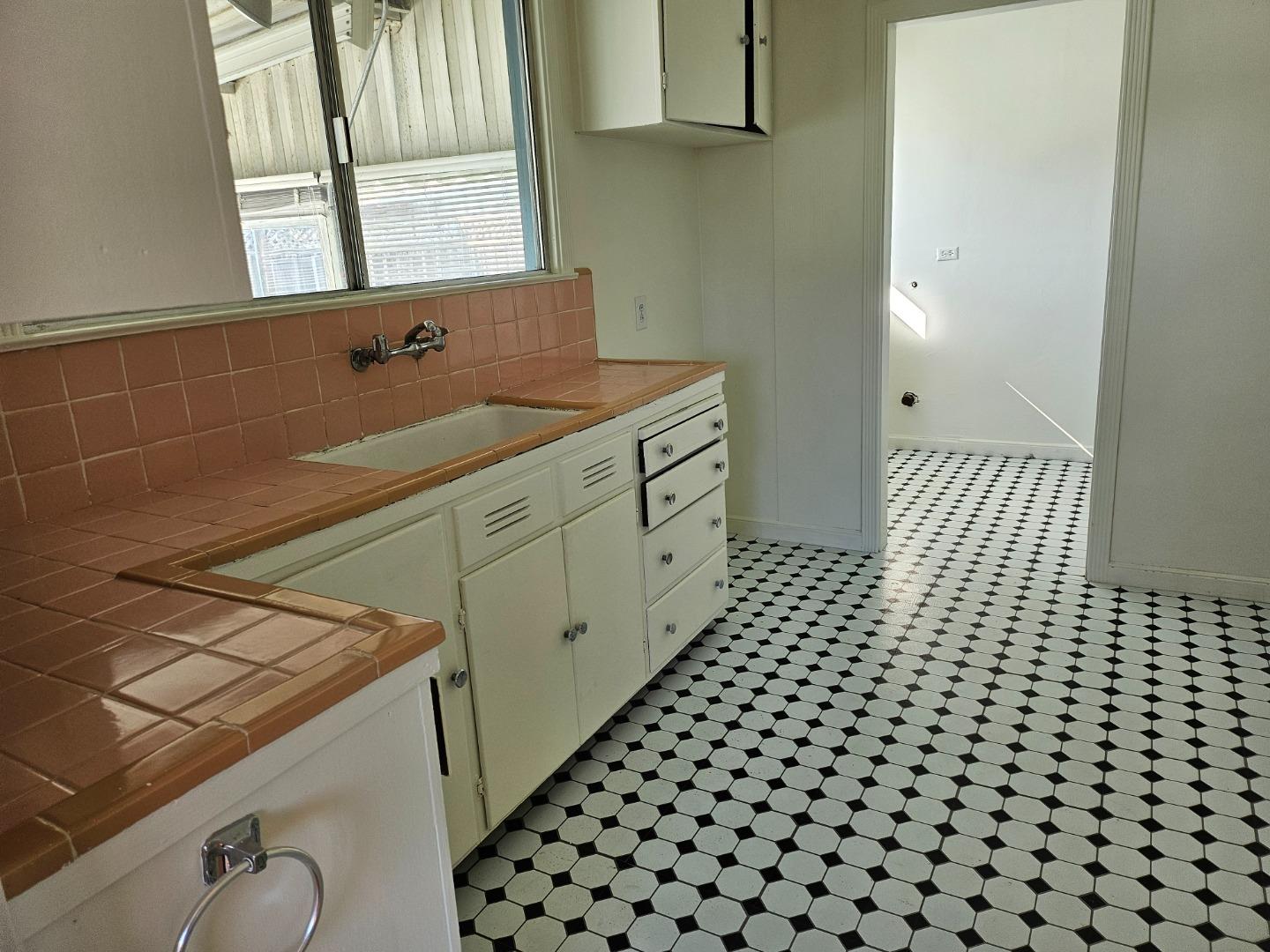 Detail Gallery Image 7 of 21 For 200 Carmelo Ln, South San Francisco,  CA 94080 - 2 Beds | 1 Baths