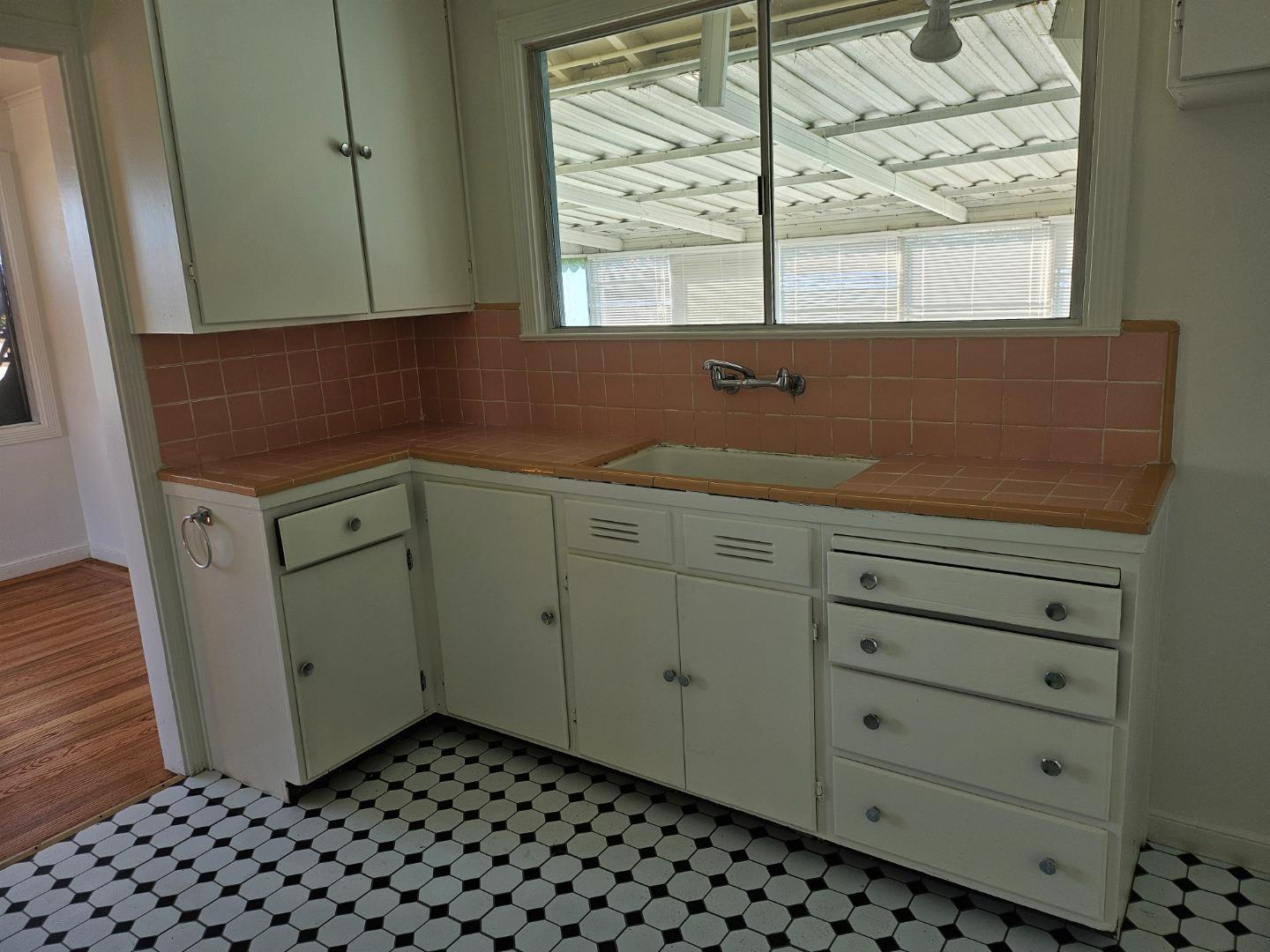 Detail Gallery Image 8 of 21 For 200 Carmelo Ln, South San Francisco,  CA 94080 - 2 Beds | 1 Baths