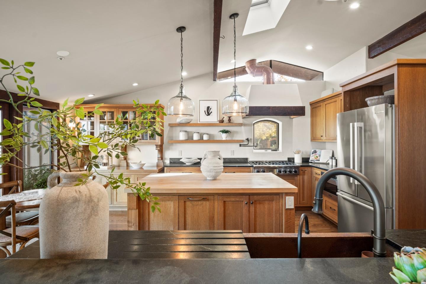 Detail Gallery Image 13 of 33 For 707 Vista Dr, Redwood City,  CA 94062 - 3 Beds | 3 Baths