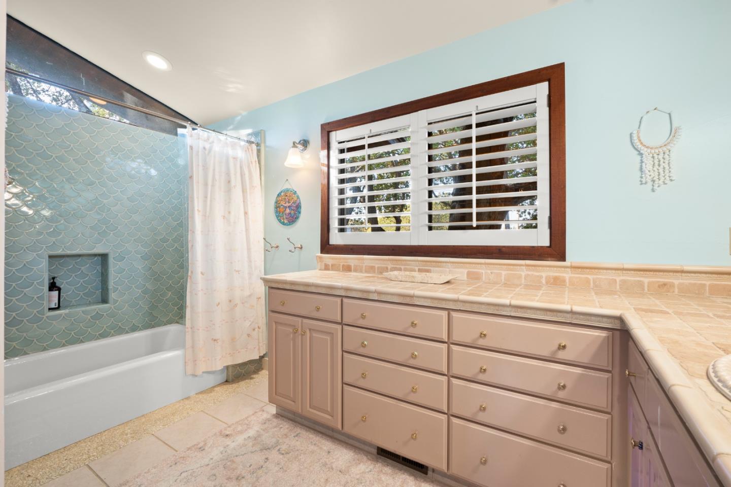 Detail Gallery Image 23 of 33 For 707 Vista Dr, Redwood City,  CA 94062 - 3 Beds | 3 Baths