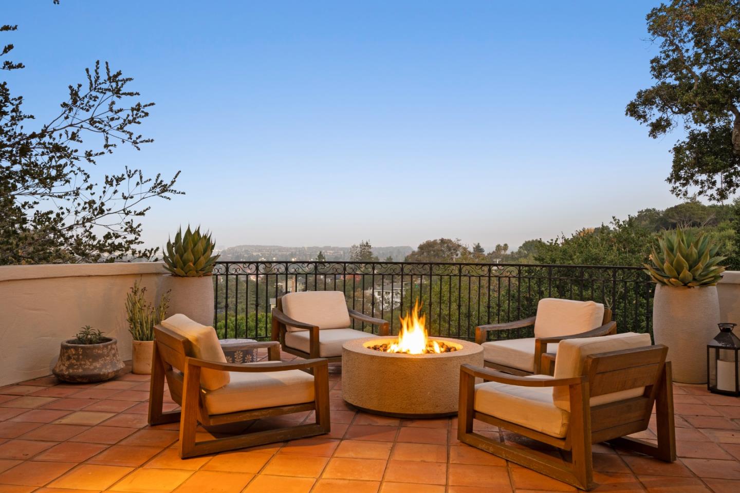 Detail Gallery Image 27 of 33 For 707 Vista Dr, Redwood City,  CA 94062 - 3 Beds | 3 Baths