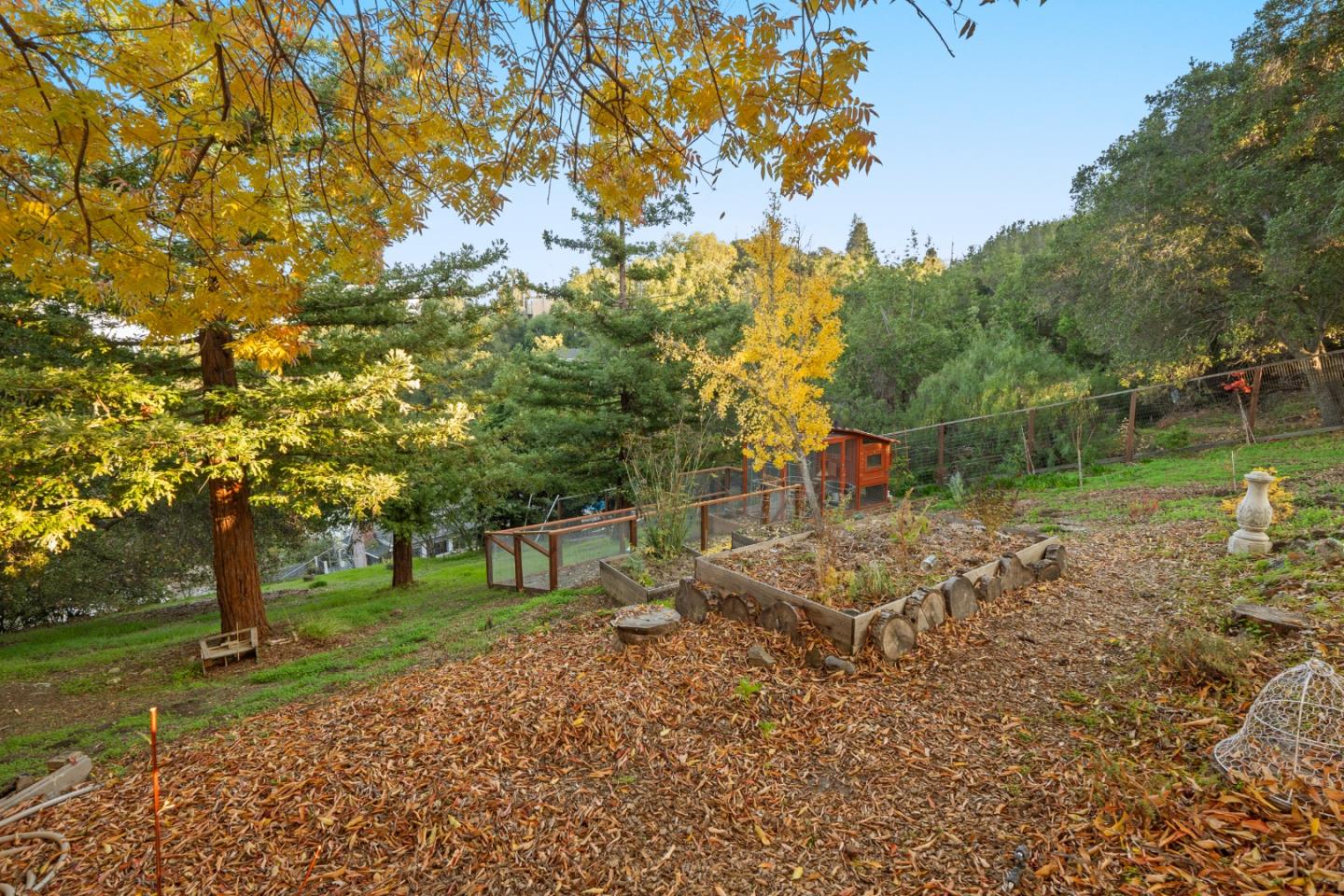 Detail Gallery Image 30 of 33 For 707 Vista Dr, Redwood City,  CA 94062 - 3 Beds | 3 Baths