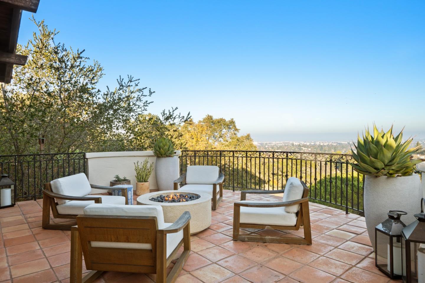 Detail Gallery Image 6 of 33 For 707 Vista Dr, Redwood City,  CA 94062 - 3 Beds | 3 Baths