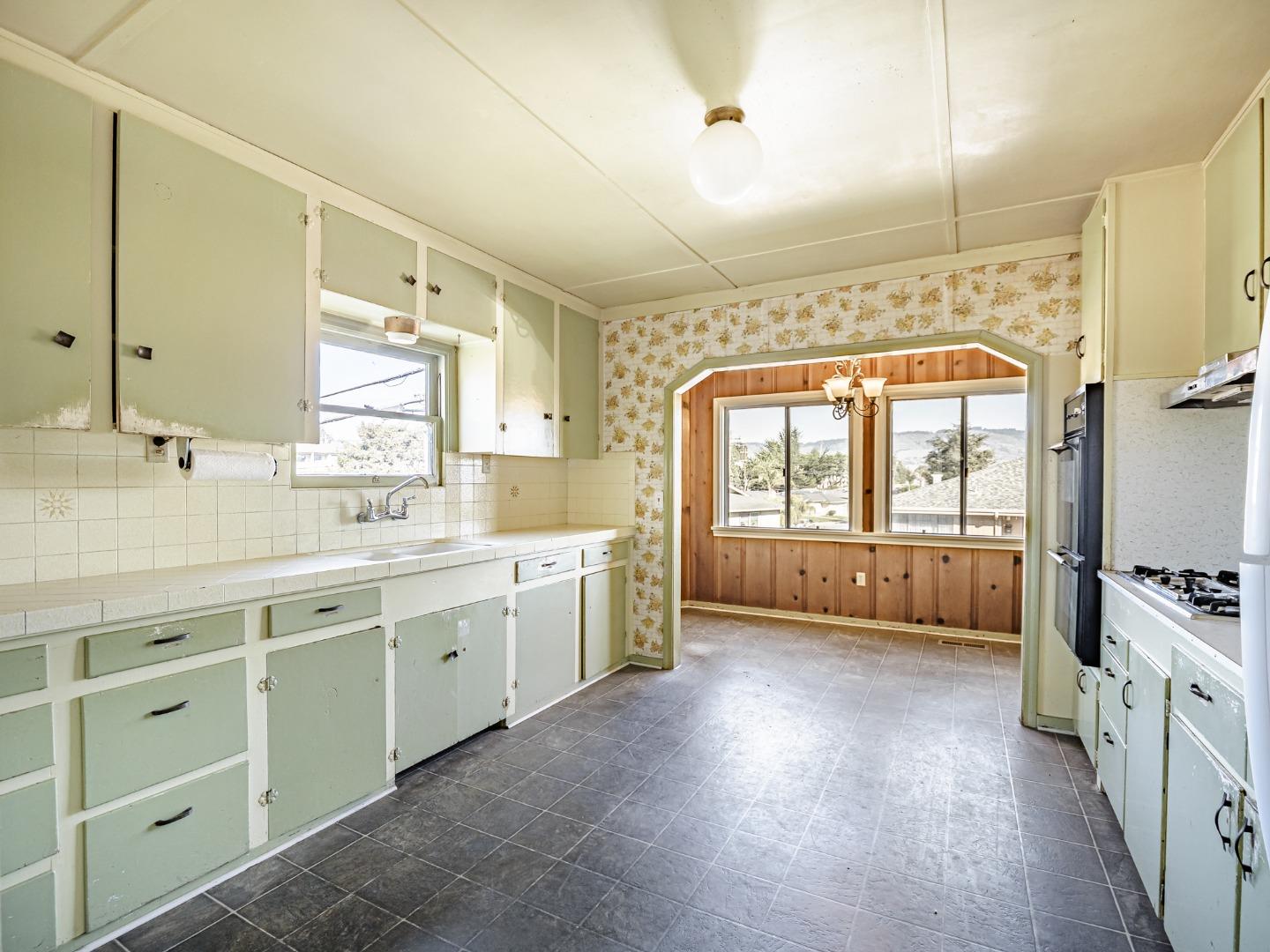 Detail Gallery Image 15 of 50 For 35 Sycamore St, Watsonville,  CA 95076 - 4 Beds | 1/1 Baths