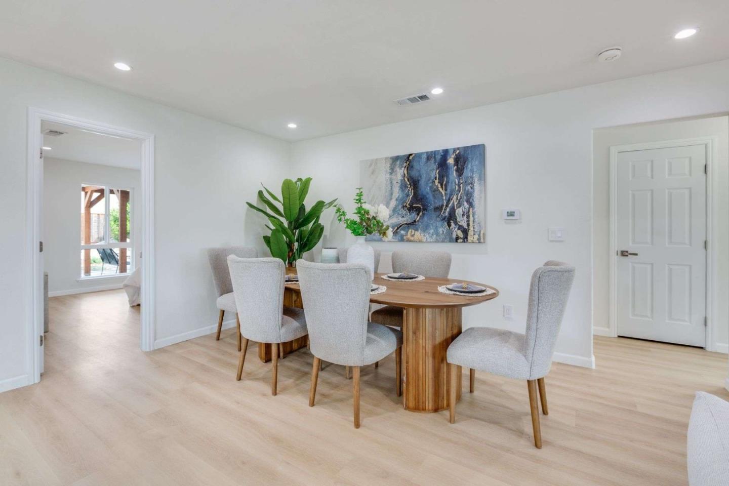 Detail Gallery Image 4 of 18 For 86 N Claremont Ave, San Jose,  CA 95127 - 4 Beds | 4 Baths