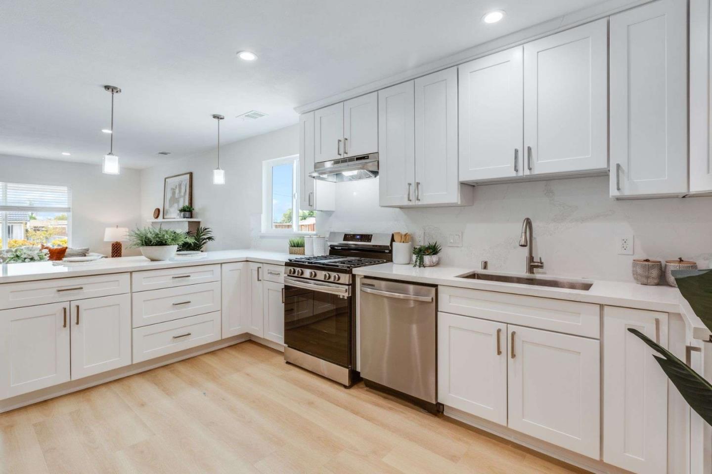 Detail Gallery Image 5 of 18 For 86 N Claremont Ave, San Jose,  CA 95127 - 4 Beds | 4 Baths