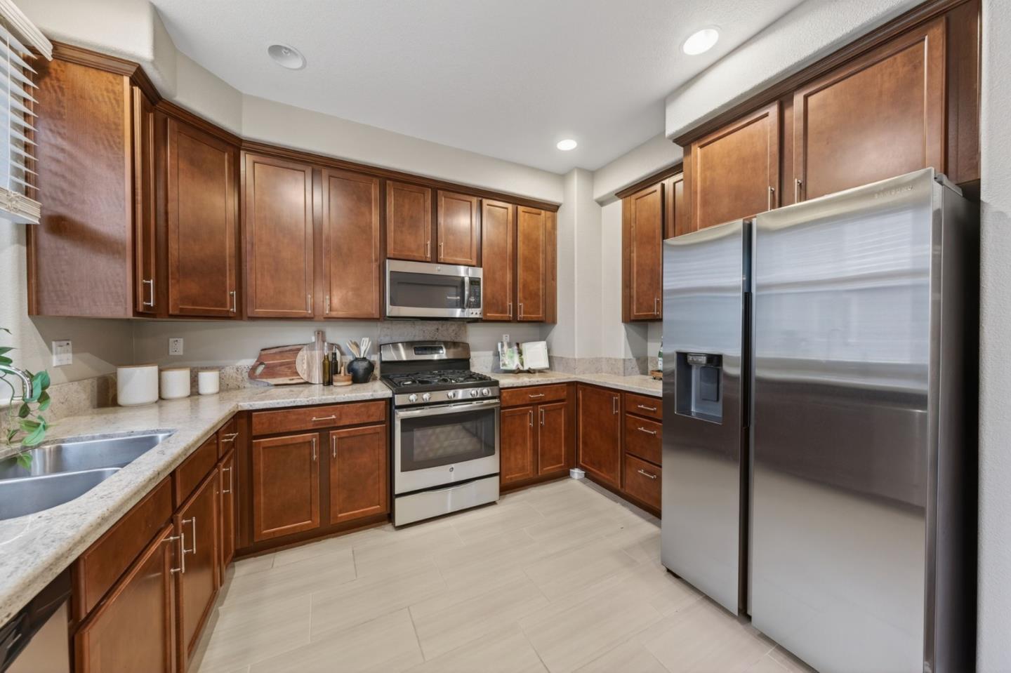 Detail Gallery Image 13 of 44 For 18540 Garnet Ln, Morgan Hill,  CA 95037 - 3 Beds | 3 Baths